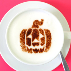 Cappuccino-Schablone Halloween-Kürbis